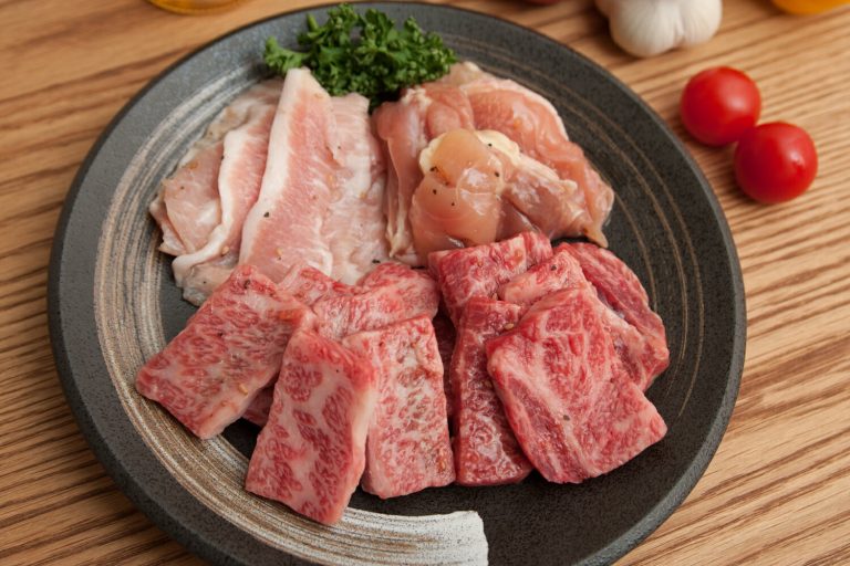 【お歳暮】【 A5ランク 黒毛和牛 】とろ旨 カルビ +鳥肉 豚肉 『上』 焼肉セット [1〜2人前:350g]　化粧箱　《 送料無料 》 　国産　和牛 　バーベキュー　セット パーティー サークル 激安 セール 焼肉 BBQ 　豚肉　とり肉　 訳あり ではございません