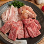 【お歳暮】【 A5ランク 黒毛和牛 】とろ旨 カルビ +鳥肉 豚肉 『上』 焼肉セット [1〜2人前:350g]　化粧箱　《 送料無料 》 　国産　和牛 　バーベキュー　セット パーティー サークル 激安 セール 焼肉 BBQ 　豚肉　とり肉　 訳あり ではございません