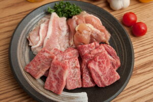 0【お歳暮】【 A5ランク 黒毛和牛 】とろ旨 カルビ +鳥肉 豚肉 『上』 焼肉セット [1〜2人前:350g]　化粧箱　《 送料無料 》 　国産　和牛 　バーベキュー　セット パーティー サークル 激安 セール 焼肉 BBQ 　豚肉　とり肉　 訳あり ではございません